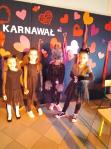 Zabawa karnawalowa w kl. 1 3 (5)