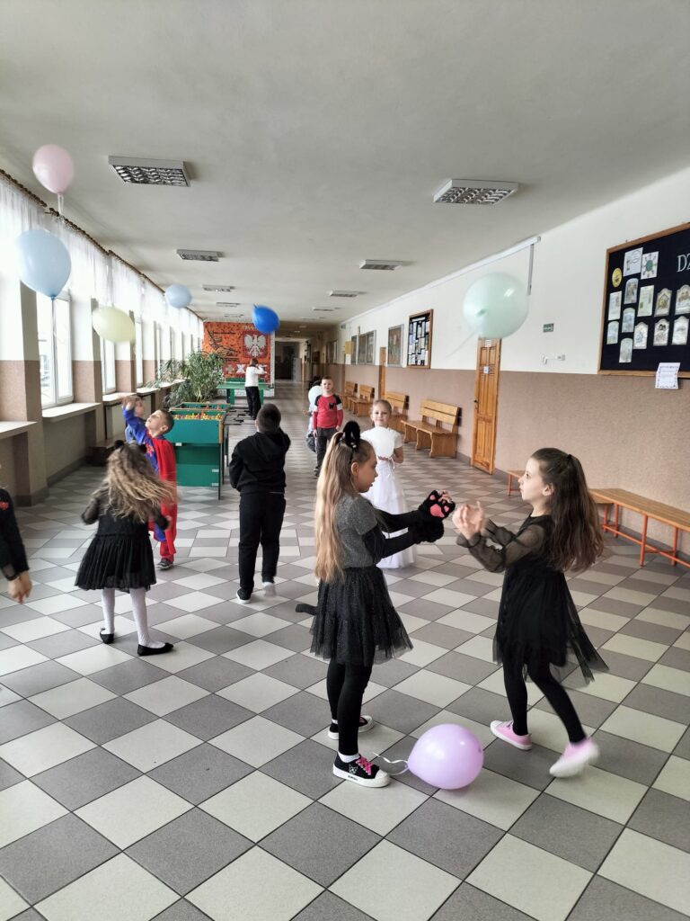 Zabawa karnawalowa w kl. 1 3 (8)